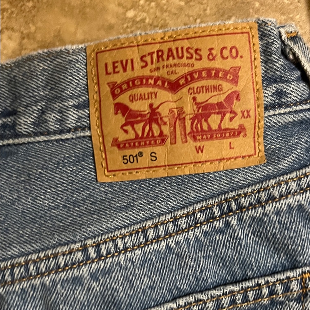 Levi's Classic Light Blue Jeans - Picture 3 of 5